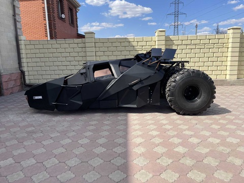 Batmobile 'siêu to siêu khổng lồ': Trông rất đồ sộ nhưng thực tế chỉ như xe cỡ C - Ảnh 2. Dài 4,6 mét, rộng 1,3 mét, Batmobile này chỉ gần bằng một chiếc Volkswagen Golf - Ảnh: jb_kanal