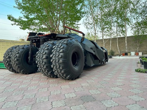 Batmobile 'siêu to siêu khổng lồ': Trông rất đồ sộ nhưng thực tế chỉ như xe cỡ C - Ảnh 3. Batmobile 'siêu to siêu khổng lồ': Trông rất đồ sộ nhưng thực tế chỉ như xe cỡ C - Ảnh 3.