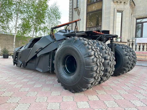 Batmobile 'siêu to siêu khổng lồ': Trông rất đồ sộ nhưng thực tế chỉ như xe cỡ C - Ảnh 5. Bí quyết làm nên sự đồ sộ cho bộ bánh nằm ở phần lốp cao su. Tính cả phần lốp, bánh trước có đường kính 29 inch, bánh sau còn khủng hơn với 44 inch - Ảnh: jb_kanal