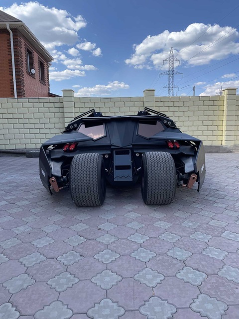 Batmobile 'siêu to siêu khổng lồ': Trông rất đồ sộ nhưng thực tế chỉ như xe cỡ C - Ảnh 9. Một điểm khác biệt nữa chứng minh Batmobile của jb_kanal không phải chiếc xe cỡ C đơn thuần là động cơ V8 300 mã lực. Với bộ máy này, khi có đủ không gian, chiếc xe có thể phóng như bay gần với tinh thần của biểu tượng trong phim - Ảnh: jb_kanal