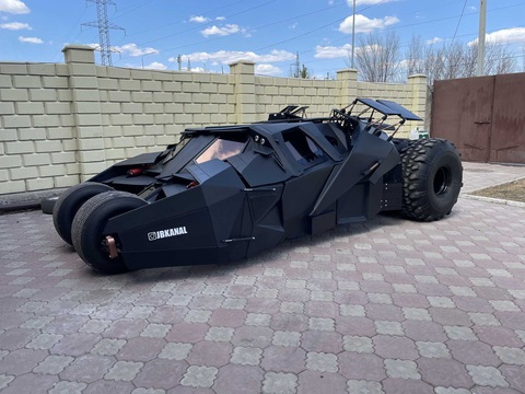 Batmobile 'siêu to siêu khổng lồ': Trông rất đồ sộ nhưng thực tế chỉ như xe cỡ C - Ảnh 6. Batmobile 'siêu to siêu khổng lồ': Trông rất đồ sộ nhưng thực tế chỉ như xe cỡ C - Ảnh 6.