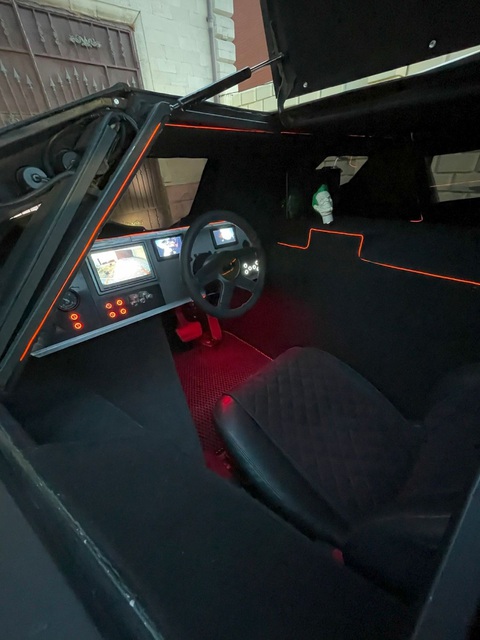 Batmobile 'siêu to siêu khổng lồ': Trông rất đồ sộ nhưng thực tế chỉ như xe cỡ C - Ảnh 11. Bản sao này có kính chắn gió hai bên, không có cửa sổ phía sau, do đó hơi khó quan sát một chút. Bù lại, xe được trang bị 4 camera, đủ để giảm bớt sự bất tiện này - Ảnh: jb_kanal