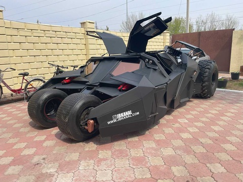 Batmobile 'siêu to siêu khổng lồ': Trông rất đồ sộ nhưng thực tế chỉ như xe cỡ C - Ảnh 7. Khung làm từ thép và sợi thủy tinh, kích thước chỉ như Golf, song Batmobile của jb_kanal lại nặng tới 2.500kg, tương đương xe bán tải của Ford hay Chevrolet. Để so sánh, Volkswagen Golf chỉ nặng từ 1.300kg tùy đời xe - Ảnh: jb_kanal
