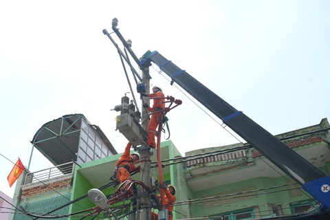 Nhân viên Công ty Điện lực Phú Thọ, TP.HCM kiểm tra và bảo trì mạng lưới điện trung thế trên đường Bình Thới, quận 11, nhằm đảm bảo nguồn điện sinh hoạt ổn định cho người dân - Ảnh: HỮU HẠNH Nhân viên Công ty Điện lực Phú Thọ, TP.HCM kiểm tra và bảo trì mạng lưới điện trung thế trên đường Bình Thới, quận 11, nhằm đảm bảo nguồn điện sinh hoạt ổn định cho người dân - Ảnh: HỮU HẠNH