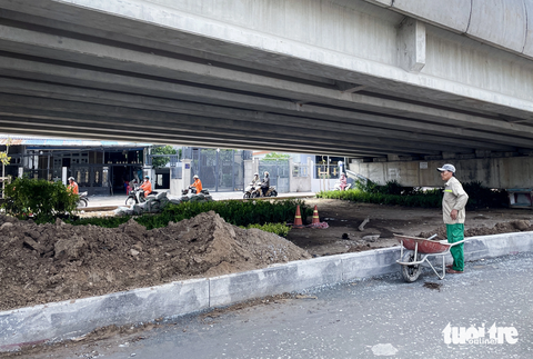 Cầu Long Kiểng xây dựng 22 năm sắp đưa vào hoạt động, người dân phấn khởi - Ảnh 10. Phần dạ cầu đang được trồng thêm cây xanh để tăng cảnh quan, hạn chế xả rác. Tháng 4 vừa qua, khi đi khảo sát công trình, Phó chủ tịch UBND TP.HCM Bùi Xuân Cường đã chỉ đạo chậm nhất 30-6 phải xong phần cầu. Còn phần đường thì phải xong trước 30-7. Sau đó các hạ tầng kỹ thuật đi kèm hoàn thiện dần. Các hạng mục phải đáp ứng tiến độ trên thì dịp lễ 2-9 mới có thể đưa công trình vào khai thác.