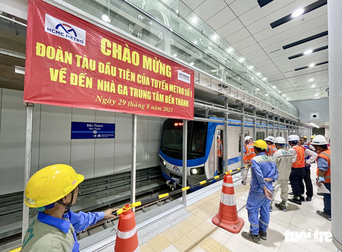 Sau gần 10 năm chờ đợi, lần đầu tiên metro số 1 chạy thử toàn tuyến - Ảnh 1. Sáng 29-8, chuẩn bị chạy thử toàn tuyến metro số 1 - Ảnh: CHÂU TUẤN