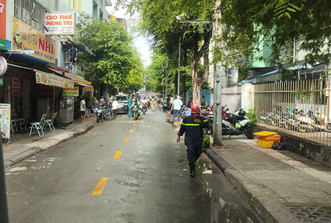 Cháy nhà trọ ở quận 5, hai người tử vong - Ảnh 1. Lực lượng Cảnh sát phòng cháy chữa cháy có mặt dập tắt đám cháy - Ảnh: A.X.