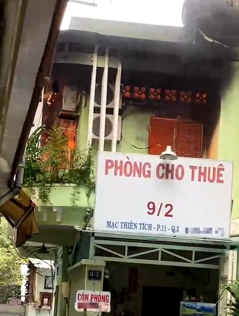 Cháy nhà trọ ở quận 5, hai người tử vong - Ảnh 2. Phòng trọ cho thuê bốc cháy dữ dội - Ảnh: Cắt từ video