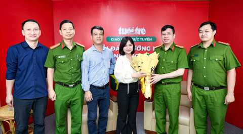 Giao lưu trực tuyến: Giải đáp vướng mắc khi sử dụng ứng dụng VNeID - Ảnh 1. Đại diện báo Tuổi Trẻ tặng hoa cho các khách mời - Ảnh: NAM TRẦN