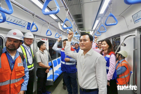 Ông Bùi Xuân Cường - phó chủ tịch UBND TP.HCM - tham dự đợt chạy thử toàn tuyến metro lần đầu tiên - Ảnh: CHÂU TUẤN Ông Bùi Xuân Cường - phó chủ tịch UBND TP.HCM - tham dự đợt chạy thử toàn tuyến metro lần đầu tiên - Ảnh: CHÂU TUẤN