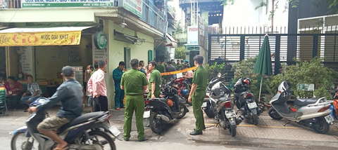 Lực lượng phong tỏa trước dãy trọ, điều tra nguyên nhân vụ cháy - Ảnh: MINH HÒA Lực lượng phong tỏa trước dãy trọ, điều tra nguyên nhân vụ cháy - Ảnh: MINH HÒA