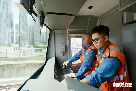 Buồng lái ở khu vực đầu tàu tuyến metro số 1, có hai kỹ sư kỹ thuật điều khiển - Ảnh: CHÂU TUẤN Buồng lái ở khu vực đầu tàu tuyến metro số 1, có hai kỹ sư kỹ thuật điều khiển - Ảnh: CHÂU TUẤN