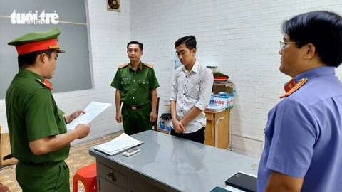 Cơ quan điều tra và viện kiểm sát tống đạt quyết định khởi tố với Sỹ - Ảnh: T.D. Cơ quan điều tra và viện kiểm sát tống đạt quyết định khởi tố với ông Sỹ - Ảnh: T.D.