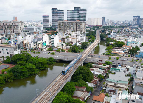 Tàu metro số 1 chạy ngang đường Điện Biên Phủ sáng 29-8-2023 trong buổi chạy thử toàn tuyến lần đầu tiên - Ảnh: QUANG ĐỊNH Tàu metro số 1 chạy ngang đường Điện Biên Phủ sáng 29-8 - Ảnh: QUANG ĐỊNH