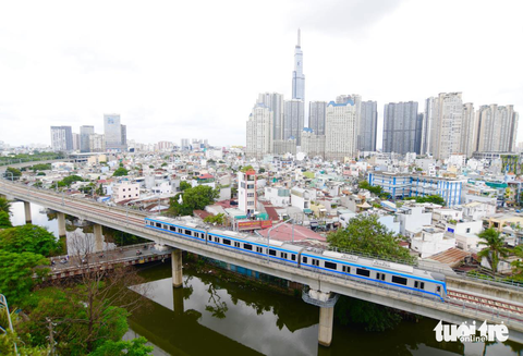 Metro chạy ngang đường Ngô Tất Tố, quận Bình Thạnh sáng 29-8-2023 trong buổi chạy thử toàn tuyến lần đầu tiên - Ảnh: QUANG ĐỊNH Metro chạy ngang đường Ngô Tất Tố, quận Bình Thạnh - Ảnh: QUANG ĐỊNH