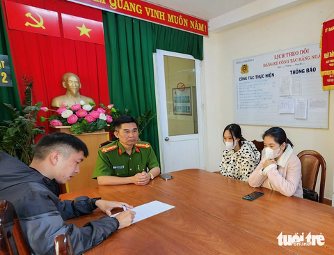 Công an Đà Lạt xác minh vụ đánh hội đồng nữ sinh - Ảnh 3. Người tham gia vụ ẩu đả làm việc với công an - Ảnh: M.V.