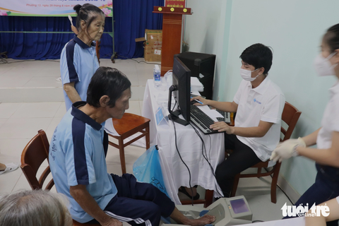 - Ảnh 2. Ông Hà Ngọc Xuân (75 tuổi) được các bác sĩ Bệnh viện Đa khoa Gia Định đo loãng xương - Ảnh: X.MAI