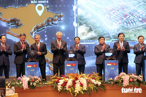 Hai thủ tướng và đại biểu hai nước thực hiện nghi thức khởi công trực tuyến 3 khu công nghiệp VSIP mới tại Cần Thơ, Bắc Ninh và Nghệ An - Ảnh: DUY LINH Hai thủ tướng và đại biểu hai nước thực hiện nghi thức khởi công trực tuyến 3 khu công nghiệp VSIP mới tại Cần Thơ, Bắc Ninh và Nghệ An - Ảnh: DUY LINH
