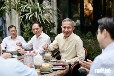 Bộ trưởng Bùi Thanh Sơn và Ngoại trưởng Singapore ăn phở uống cà phê trứng - Ảnh 1. Ngoại trưởng Singapore Vivian Balakrishnan tỏ ra thích thú khi lần đầu tiên được uống cà phê trứng - Ảnh: NGUYỄN KHÁNH