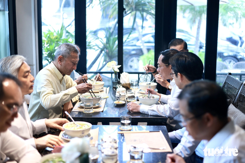 Bộ trưởng Bùi Thanh Sơn và Ngoại trưởng Singapore ăn phở uống cà phê trứng - Ảnh 2. Hai bộ trưởng cùng ăn phở bò trong bữa sáng - Ảnh: NGUYỄN KHÁNH