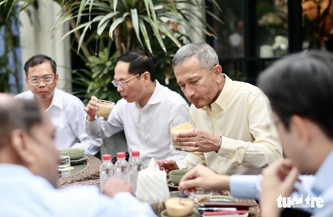 Bộ trưởng Bùi Thanh Sơn và Ngoại trưởng Singapore ăn phở uống cà phê trứng - Ảnh 4. Ngoại trưởng Singapore Vivian Balakrishnan tỏ ra bất ngờ khi biết đồ uống này được làm từ trứng và cà phê - Ảnh: NGUYỄN KHÁNH
