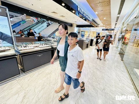 149.400 doanh nghiệp thành lập mới, kinh tế vĩ mô chuyển biến tích cực - Ảnh 1. Sức mua cải thiện, tổng mức bán lẻ hàng hóa và doanh thu dịch vụ tiêu dùng từ đầu năm đến nay tăng rõ rệt - Ảnh: BÔNG MAI