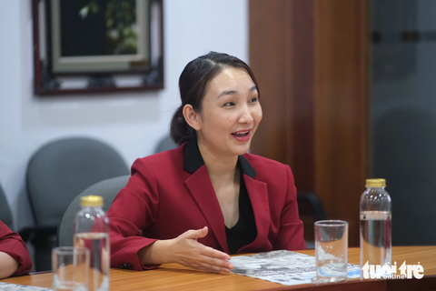 Hệ thống Anh văn Hội Việt Mỹ trao 625 triệu đồng Tiếp sức đến trường - Ảnh 3. Bà Vũ Phượng mong rằng mong đây là đóng góp nhỏ có thể tạo ảnh hưởng lớn cho tương lai của các bạn trẻ sau này - Ảnh: NGỌC PHƯỢNG