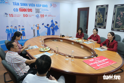 Hệ thống Anh văn Hội Việt Mỹ trao 625 triệu đồng Tiếp sức đến trường - Ảnh 4. Đại diện Hệ thống Anh văn Hội Việt Mỹ (VUS) gửi trao 50 suất học bổng tiếng Anh cho khóa Luyện thi IELTS trong khuôn khổ chương trình Tiếp sức đến trường - Ảnh: NGỌC PHƯỢNG