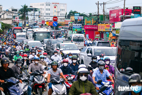 Nút thắt quốc lộ 13 chờ nghị quyết 98 'giải cứu' hiện tắc nghẽn ra sao? - Ảnh 1. Vào các khung giờ cao điểm từ 7h30 - 9h sáng và 4h30 đến 19h tối, lượng xe đổ dồn vào quốc lộ 13 rất đông đúc. Xe máy, ô tô ken đặc trên đường, nhất là tại đoạn giao giữa quốc lộ 13 với đường Hiệp Bình kẹt cứng.