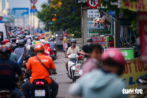 Nút thắt quốc lộ 13 chờ nghị quyết 98 'giải cứu' hiện tắc nghẽn ra sao? - Ảnh 6. Hình ảnh một số người đi xe máy "liều mình" đi ngược chiều để né dòng kẹt xe rất nguy hiểm, dễ gây tai nạn giao thông. Theo tìm hiểu, quá trình triển khai quốc lộ 13 đoạn qua địa bàn TP.HCM khá trầy trật. Từ năm 2002 đến nay, dự án đã trải qua nhiều lần đổi chủ đầu tư nhưng vẫn không xong. Đến năm 2017, nghị quyết 437 của Ủy ban Thường vụ Quốc hội yêu cầu tạm dừng hình thức BOT trên đường hiện hữu nên dự án đứng bánh đến nay. TP.HCM cũng từng dự kiến sẽ làm đoạn đường này bằng vốn ngân sách với gần 10.000 tỉ đồng nhưng chưa thể cân đối.