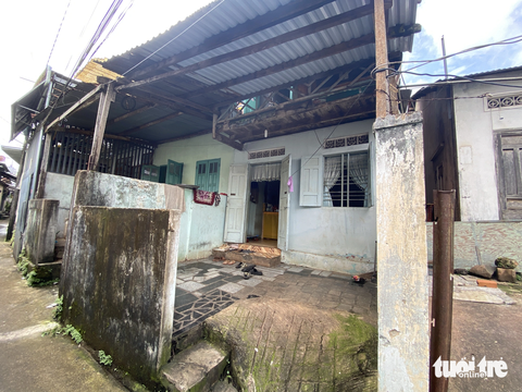 Vụ cán bộ trật tự đô thị quật ngã người mua bán cá: 'Họ đấm vào đầu rồi quật tôi ra giữa đường' - Ảnh 2. Căn nhà của một người thân, nơi bà Thạch cùng chồng đang ở - Ảnh: ĐÌNH CƯƠNG
