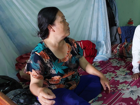 Vụ cán bộ trật tự đô thị quật ngã người mua bán cá: 'Họ đấm vào đầu rồi quật tôi ra giữa đường' - Ảnh 1. Bà Thạch kể lại sự việc xô xát với cán bộ trật tự đô thị phường Thắng Lợi (TP Pleiku) - Ảnh: Đ.V.