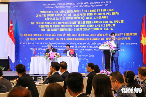 Thủ tướng Việt Nam và Singapore gặp thanh niên tiêu biểu hai nước - Ảnh 2. Bí thư thứ nhất Trung ương Đoàn Bùi Quang Huy báo cáo hai Thủ tướng tại cuộc gặp - Ảnh: DUY LINH