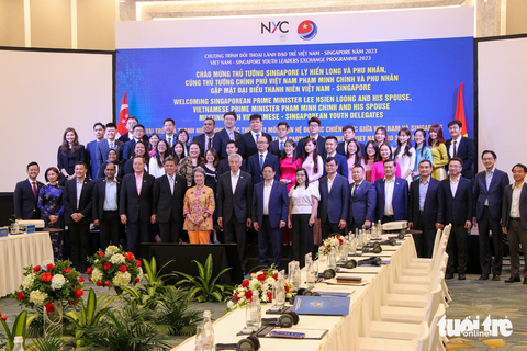 Thủ tướng Việt Nam và Singapore gặp thanh niên tiêu biểu hai nước - Ảnh 4. Thủ tướng Phạm Minh Chính và phu nhân, Thủ tướng Singapore Lý Hiển Long và phu nhân cùng các quan chức hai nước chụp ảnh với đại diện thanh niên tiêu biểu - Ảnh: DUY LINH