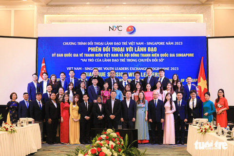 Thủ tướng Việt Nam và Singapore gặp thanh niên tiêu biểu hai nước - Ảnh 7. Các đại biểu thanh niên Việt Nam, Singapore chụp ảnh chung sau phiên đối thoại - Ảnh: DANH KHANG
