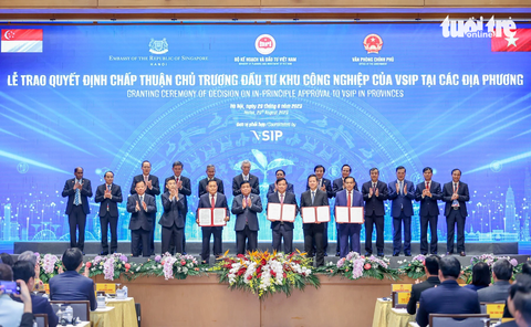 Trước sự chứng kiến của Thủ tướng hai nước, thêm nhiều khu công nghiệp Việt Nam - Singapore được trao chấp thuận chủ trương đầu tư tại nhiều tỉnh, thành - Ảnh: T.D. Trước sự chứng kiến của Thủ tướng hai nước, thêm nhiều khu công nghiệp Việt Nam - Singapore được trao chấp thuận chủ trương đầu tư tại nhiều tỉnh, thành - Ảnh: T.D.