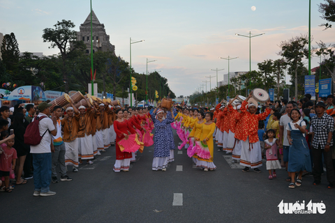 Đặc sắc lễ hội đường phố Bình Thuận - Ảnh 4. Tái hiện lễ hội Katê của người Chăm tỉnh Bình Thuận