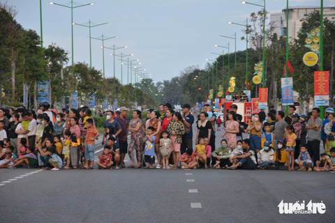 Đặc sắc lễ hội đường phố Bình Thuận - Ảnh 7. Đông đảo người dân xem biểu diễn Lễ hội đường phố Bình Thuận