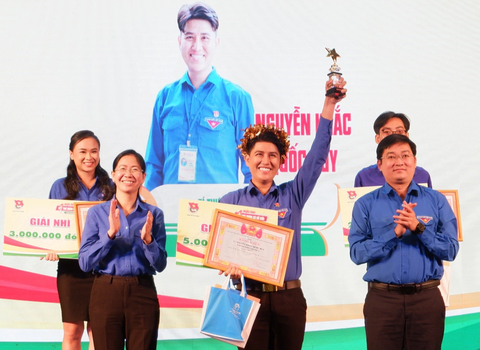 Nguyễn Khắc Quốc Huy giải nhất hội thi bí thư Đoàn cơ sở giỏi TP.HCM lần V năm 2023 - Ảnh 1. Trao giải nhất Hội thi bí thư Đoàn cơ sở giỏi TP.HCM 2023 cho Nguyễn Khắc Quốc Huy, bí thư Đoàn phường 8 (quận 10) - Ảnh: K.ANH