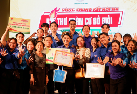 Nguyễn Khắc Quốc Huy giải nhất hội thi bí thư Đoàn cơ sở giỏi TP.HCM lần V năm 2023 - Ảnh 4. Đại diện lãnh đạo cùng cổ động viên chúc mừng các thí sinh đoạt giải hội thi - Ảnh: K.ANH