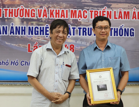 Trao giải nhất cho tác giả Trương Minh Nhật Trao giải nhất cho tác giả Trương Minh Nhật