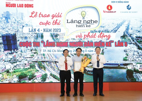Trao giải cuộc thi “Lắng nghe người dân hiến kế” lần 4-2023 - Ảnh 3. Trao giải nhất cho tác phẩm "Thu lại giá trị gia tăng từ đất" của tác giả Nguyễn Hoàng Bình - Ảnh: T.H.