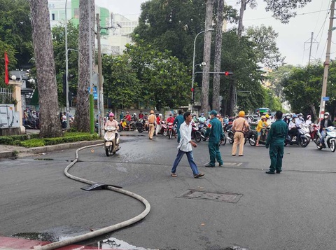 Cháy nhà trọ ở quận 5, hai người tử vong - Ảnh 4. Lực lượng chức năng phong tỏa hiện trường vụ cháy - Ảnh: A.X.