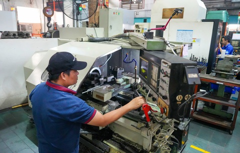 Doanh nghiệp kỳ vọng hỗ trợ khơi thông thị trường đón đầu phục hồi. Trong ảnh: công nhân vận hành máy tại Công ty cơ khí Nhật Long, TP Thủ Đức, TP.HCM - Ảnh: HỮU HẠNH Doanh nghiệp kỳ vọng hỗ trợ khơi thông thị trường đón đầu phục hồi. Trong ảnh: công nhân vận hành máy tại Công ty cơ khí Nhật Long, TP Thủ Đức, TP.HCM - Ảnh: HỮU HẠNH