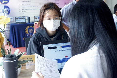 Trường đại học 'bắt chẹt' thí sinh đóng học phí khi chưa có điểm chuẩn - Ảnh 1. Thí sinh trúng tuyển làm thủ tục nhập học, đóng học phí tại Trường đại học Gia Định - Ảnh: N.T.