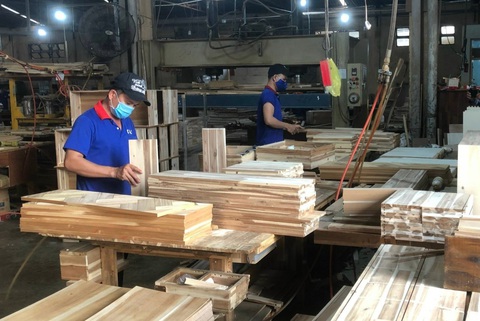 Tin tức sáng 30-8: 8 tháng, kim ngạch xuất nhập khẩu giảm hơn 62 tỉ USD; Bắt được cá sấu trên sông - Ảnh 1. Gỗ và các sản phẩm gỗ là một trong những ngành có kim ngạch xuất khẩu giảm mạnh - Ảnh: N.TRÍ