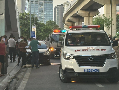 Người đàn ông rơi từ ga tàu điện Cát Linh - Hà Đông xuống đất - Ảnh 1. Sự việc khiến giao thông qua đường Hoàng Cầu ùn tắc vào chiều 29-8 - Ảnh: V.T.