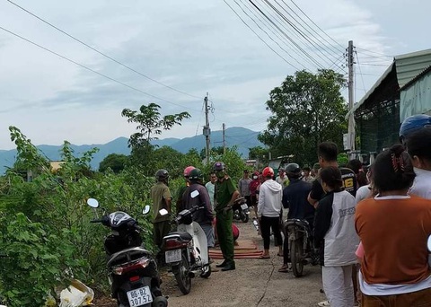 Hai chị em mồ côi chết đuối thương tâm dưới hồ nước - Ảnh 1. Gia đình và chính quyền địa phương tìm thấy thi thể hai chị em dưới hồ nước của xóm - Ảnh: CTV