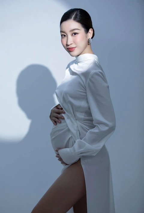 Đỗ Mỹ Linh khoe bụng bầu vượt mặt, visual chuẩn hoa hậu - Ảnh 2. Nàng hậu lên thiên chức làm mẹ và đang hạnh phúc chờ đón con đầu lòng