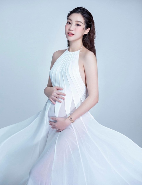 Đỗ Mỹ Linh khoe bụng bầu vượt mặt, visual chuẩn hoa hậu - Ảnh 1. Đỗ Mỹ Linh trở lại thông báo tin vui